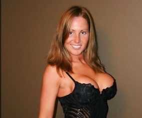 Diese Hobbyhure hat dicke Titten und lässt sich gratis ficken!